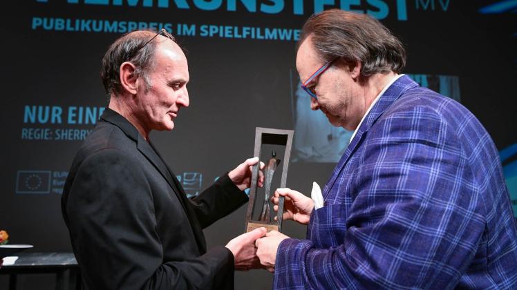 Der Publikumspreis der Schweriner Volkszeitung ging an Sherry Hormann für den Film "Nur eine Frau", Christoph Ott vom Verleih nimmt den Preis stellvertretend von Max Stefan Koslik (stellv. Chefredakteur) entgegen.