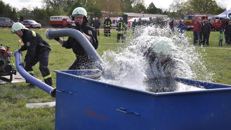 Ohne Wasser geht nichts beim Löschangriff nass: Die Kameraden der Freiwilligen Feuerwehr Zierzow hiefen den Schlauch ins Wasserbecken.  Fotos: Panknin 