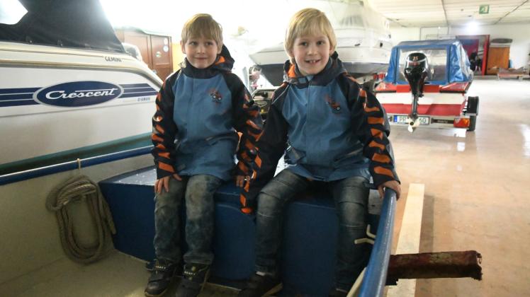 Probesitzen: Jan-Josef (l.) und Christoph würden am liebsten eine Bootstour machen.