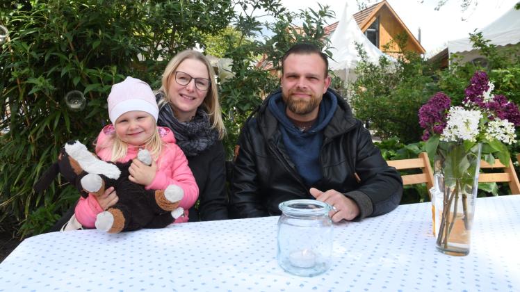 Miriam Eckert und Christian Gille wollen heiraten. Mit ihrer Tochter Ronja schauen sie sich den Deichhof an.