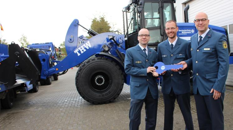 Freuen sich über das neue Fahrzeug: Rico Welk und Mathias Safhöfer übernehmen symbolischen den Schlüssel von Michael Teuber als Leiter der Regionalstelle Schwerin. 