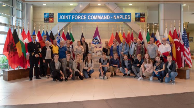 Höhepunkt auf der Projektfahrt nach Italien: ein Besuch auf der Nato-Basis „Joint Force Command“ in Neapel. Die Schüler des Schweriner Pädagogiums informierten sich über die sicherheitspolitischen Herausforderungen im Mittelmeerraum. 