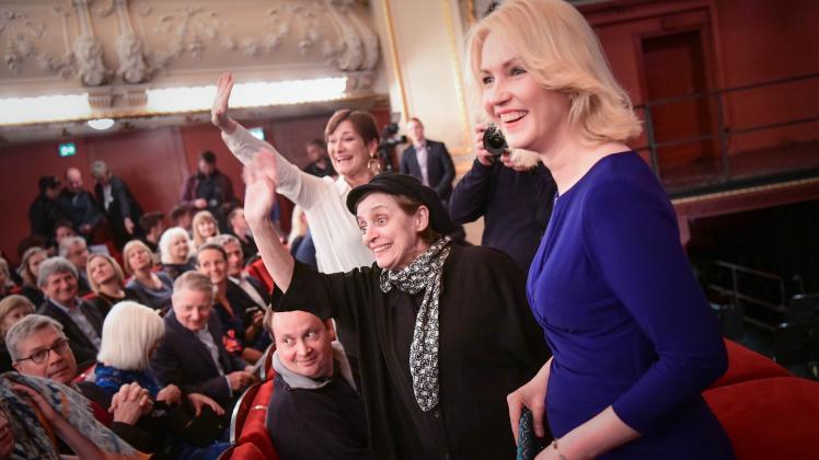 Schauspielerin Katharina Thalbach erhielt den Ehrenpreis "Goldener Ochse" beim diesjährigen Filmkunstfest; Ein Hallo in den Theatersaal mit MInisterpräsidentin Manuela Schwesig.