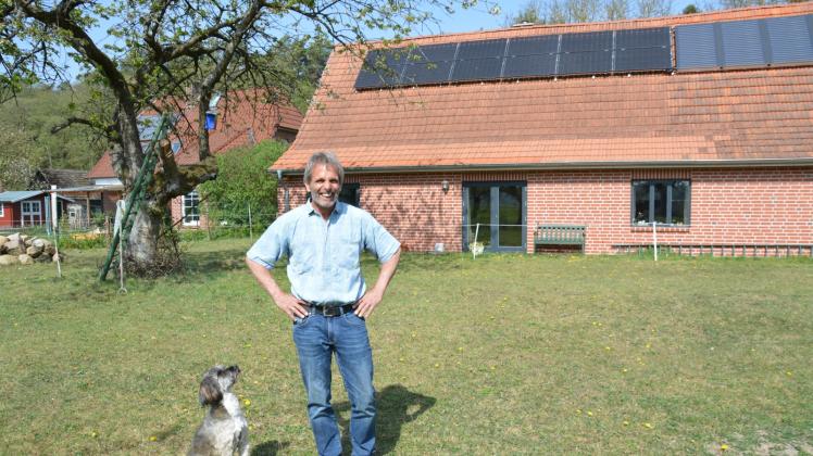 Hat sein Haus in Klein Krams energetisch und mit nachhaltigen Baustoffen saniert: Joachim Hoppe mit Hund Chico.