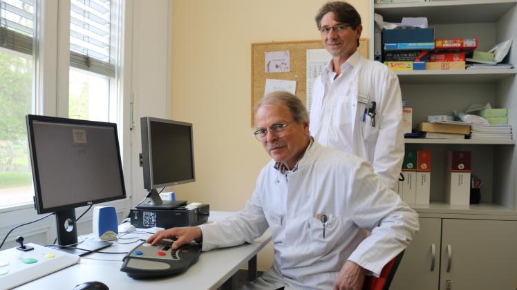 Programm für betroffene Patienten: Dr.Günther Freier und Dr.Torsten Helberg vor dem Wiener Testsystem