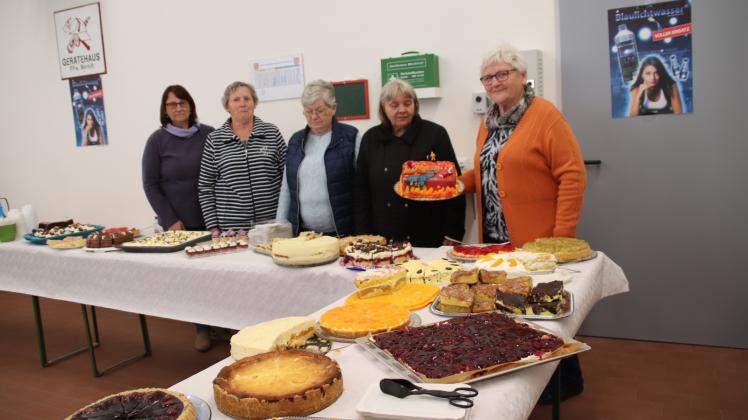 Es ist angerichtet: Frauen der Ortsgruppe Bernitt der Volkssolidarität haben wieder eine riesige Kuchenbar für die Gäste des Floriantags aufgebaut, 