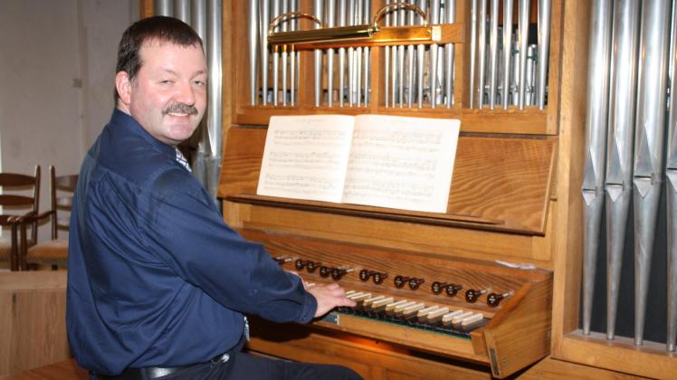 Jochen Seeger an der Orgel in der St. Johannes-Kirche in Neukirchen.