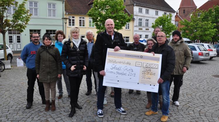 Beim Vorbereitungstreffen auf dem Marktplatz übergab Steuerberater Jens Reinke an die Stadt 650 Euro für das Fest. 