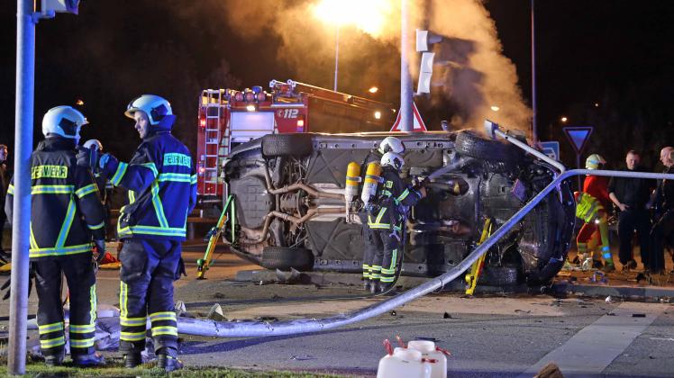 Schwerer nächtlicher Unfall in Rostock: Mercedes rast auf Kreuzung zu, fällt Mast und landet kopfüber an Ampel - 2 schwer Verletzte