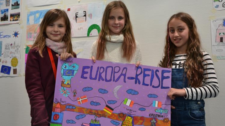 Mit ihrem Bild „Flugtaxi durch Europa“ wurden Sonia (von links), ihre Schwester Samanta Plucinska und Freundin Aaliyah Kotwizki Landessiegerinnen. 