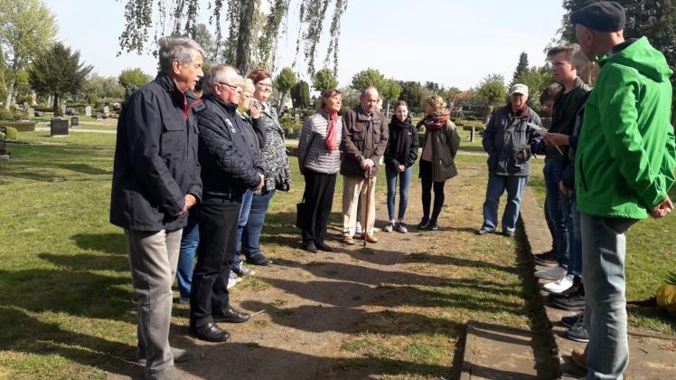 Treffen auf dem Lübzer Friedhof: Bürger, Zeitzeugen und Schüler des Eldenburggymnasiums legten Blumen nieder.
