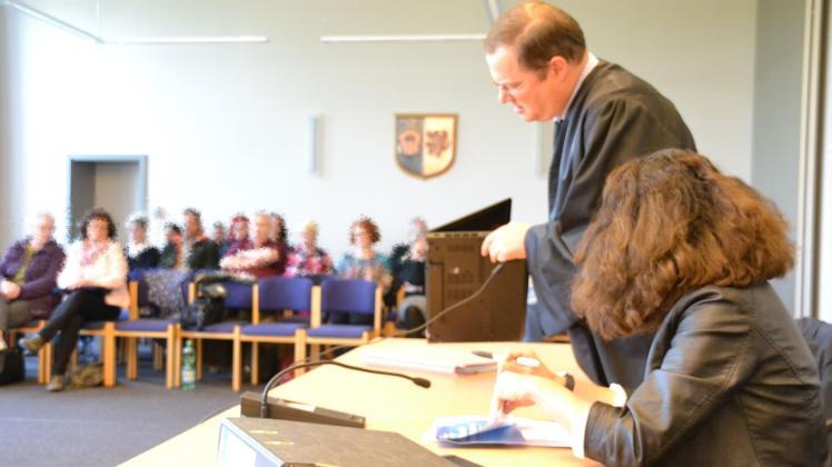 Dritter Prozesstag: Die Angeklagte Ani S. bereitet sich mit ihrem Verteidiger, Rechtsanwalt Ulf Blase, auf die Fortsetzung der Hauptverhandlung vor.
