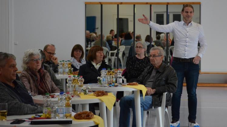 Daniel Jehring vom SPD-Ortsverein Hagenow führte durch die Gesprächsrunde beim Turnverein.  