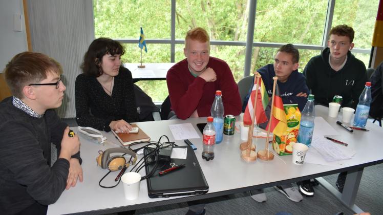 Internationalität in Schwerin: In gemischten Teams aus fünf Nationen arbeiten die jungen Leute an Nachhaltigkeit. . 