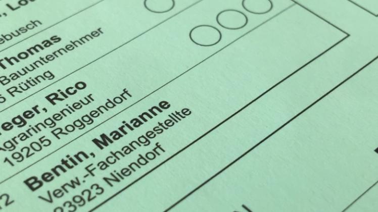 Drei kreisrunde Markierungen für Wählerkreuze fehlen auf Stimmzetteln. 