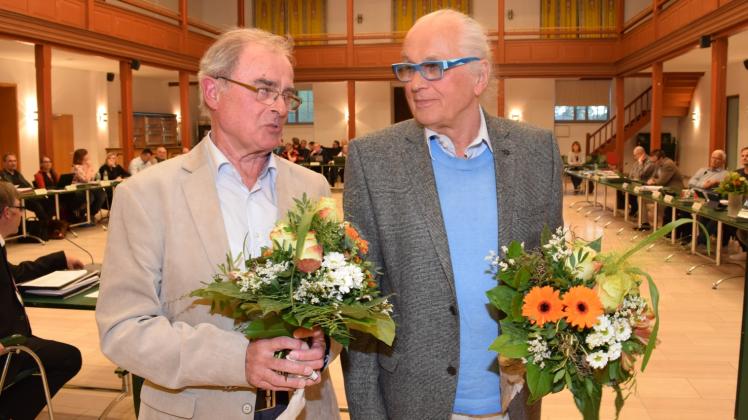 Ziehen sich  von der kommunalpolitischen Bühne Güstrows zurück, die sie fast drei Jahrzehnte mitgeprägt haben: Ex-Bürgermeister Lothar Fila (l.) und Dr. Gerhard Jacob. 
