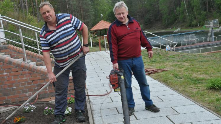 Trafen jetzt letzte Vorbereitungen für den Saisonstart im Waldbad Alt Jabel: Bademeister Fred Klinge und sein Kollege Detlef Schmidl.