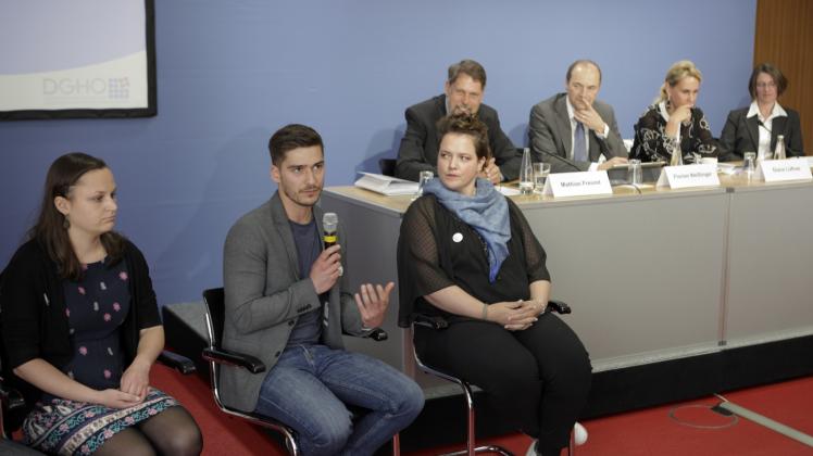 Die Betroffenen: Lena (l.), Sebastian und Claudia auf der Pressekonferenz am Donnerstag in Berlin.