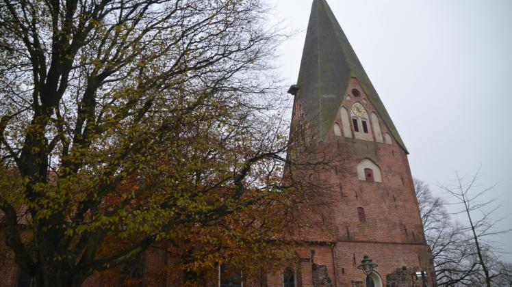 Die St.-Jürgen-Kirche in Gettorf spielt im Buch „Schleswig-Holstein in alten Zeiten“ eine Rolle: Wie aus historischen Unterlagen hervorgeht, saß dort früher der örtliche Schulmeister an der Orgel – er war zudem noch als Küster im Einsatz. 