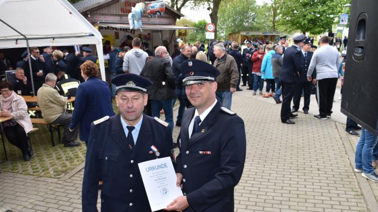 Ehrung für den Wehrführer Rainer Mohsakowski (links): Amtswehrführer Thomas Kuhlow-Krehl würdigte die 50-jährige Mitgliedschaft des Benitzers in der Freiwilligen Feuerwehr.