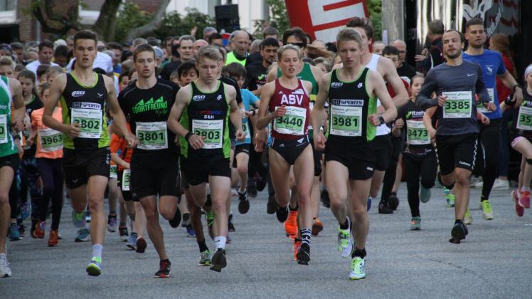 Spitzengruppe nach dem Start mit den späteren 5km-Siegern Tarje Mohrdiek (3981) und Anna Gehring (3440).
