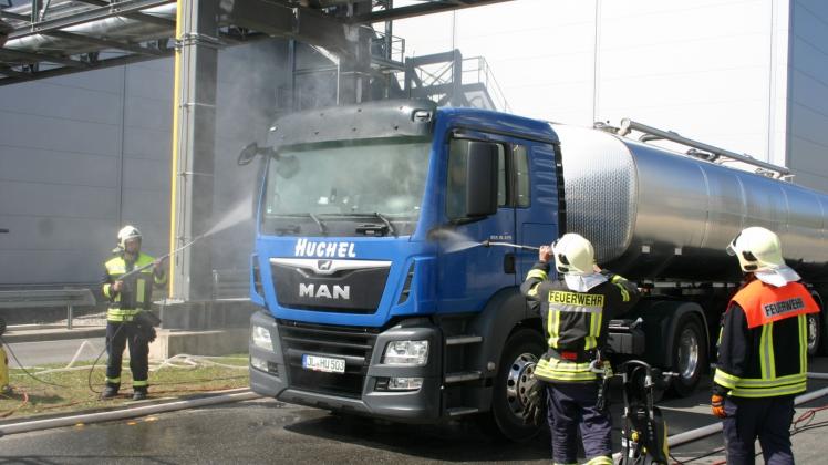 Übung in Wismar: Bevor der Laster durch den Dekontaminationsbogen fahren muss, wird er von Kameraden der Feuerwehr Warin vorbehandelt.   