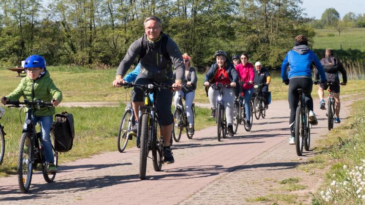 Drei Dutzend Pedalritter unterwegs: Die Elbe-Velo-Tour verbindet drei Länder, drei Städte und einen gemeinsamen Fluss, die Elbe.  