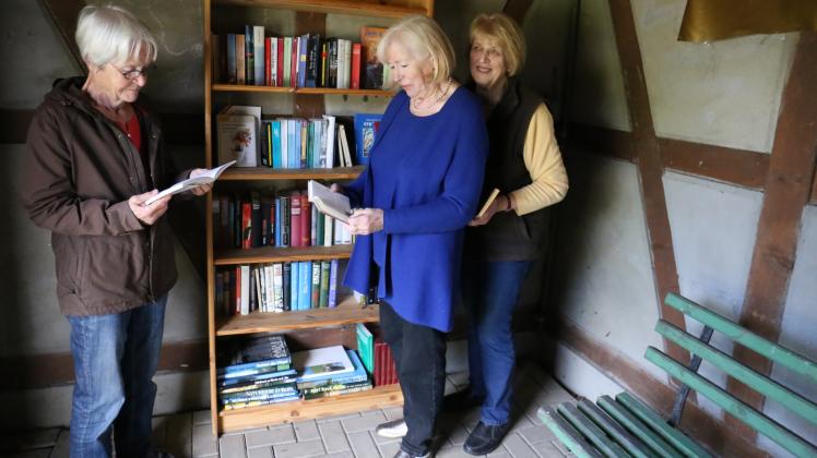 Die drei vom Neu Garger Büchertreff: Irmgard Schmidt, Helga Haas und Hannelore Drossert haben für alle im Dorf eine kleine Bibliothek in der Bushaltestelle in dem kleinen Dorf eingerichtet – zur völlig freien Nutzung. 