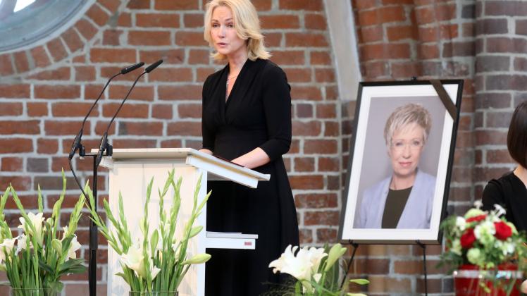 Manuela Schwesig (SPD), Ministerpräsidentin von Mecklenburg-Vorpommern, spricht beim Trauerstaatsakt für die vor zwei Wochen gestorbene Landtagspräsidentin Sylvia Bretschneider.