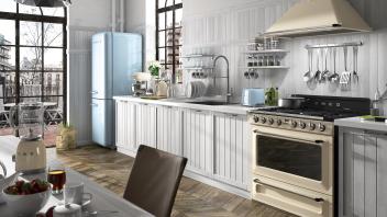 Markant und besonders: Wie eine Skulptur fügt sich der SMEG-Kühlschrank als farblicher Blickfang in jede Küche ein. 