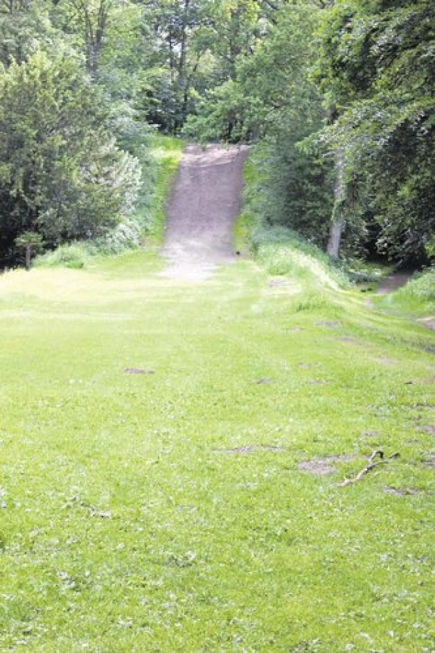 Die Rodelbahn am Butterberg - ohne Schnee. Der Butterberg ist die höchste Erhebung Elmshorns. Die Rodelbahn am Butterberg - ohne Schnee. Der Butterberg ist die höchste Erhebung Elmshorns.