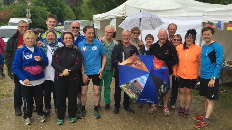 Schnappschuss mit Vereinsmitgliedern aus Güstrow und Bures-sur-Yvette nach dem 12-Stunden-Lauf 2017, der in strömendem Regen stattfand. 