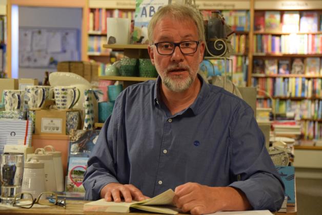 Arnd Rüskamp stellt am 6. Juni seinen neuen Roman „Windstärke 10“ in der Buchhandlung Liesegang vor. 