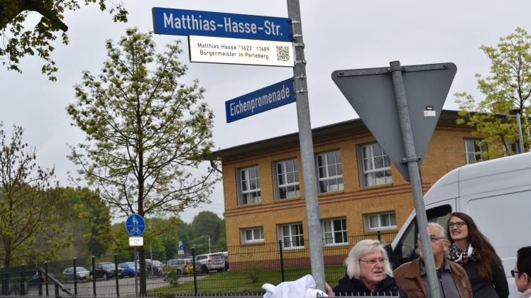 Das erste Zusatzschild erhielt die Matthias-Hasse-Straße, die nach dem Bürgermeister, der von 1657 bis 1689 das Amt in Perleberg inne hatte, benannt wurde. 