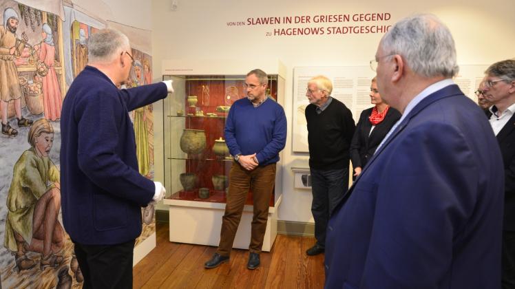 Am Sonntag ist das neu gestaltete Museum von Hagenow, hier Henry Gawlick (l.) bei einer Führung, geöffnet. 