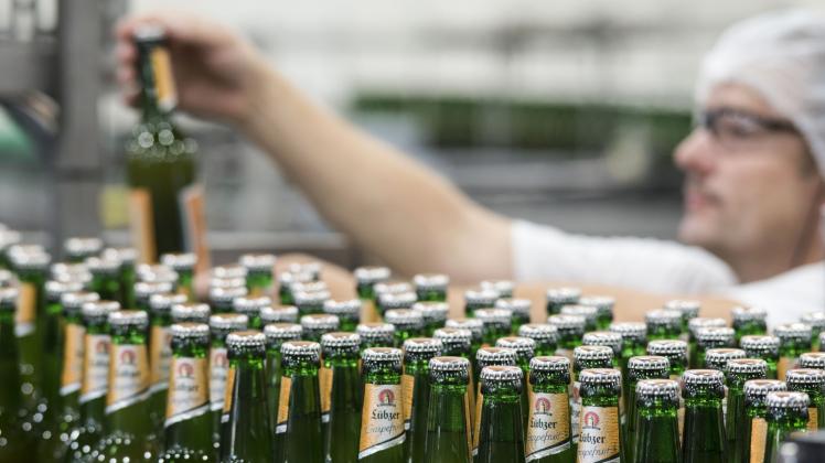Party-Bier ohne Ende: Die zehntausenden Besucher auf der jährlichen NDR-Sommertour werden mit Lübzer Bier versorgt. 