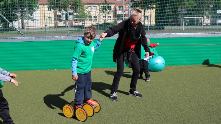 Konzentration auf dem Pedalroller: der sechsjährige Edwin aus der Lübzer Kita „Pfiffikus“ mit Erzieherin Christine Möller 