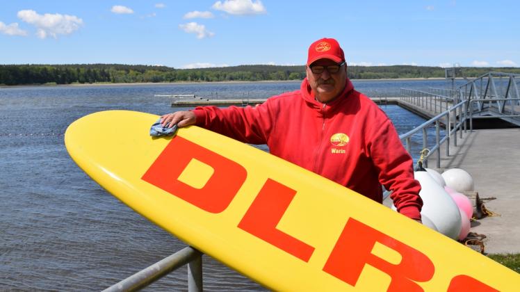 Das Rettungsbrett ist stets griffbereit: Schwimmmeister Klaus Fröhlich von der DLRG-Ortsgruppe am Wariner Strand.