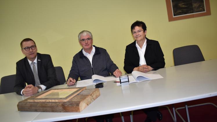 Unterzeichneten den Mietvertrag: Gerda Behrend und Marko Schirrmeister (M.) – im Beisein von Bürgermeister Dirk Flörke. 