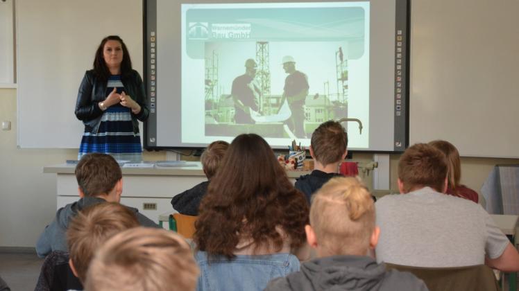 Unterricht einmal anders: Franziska Richert von der Warnemünder Bau GmbH warb gestern bei den Zarrentiner Schülern für die Ausbildung in einem Bauberuf. 