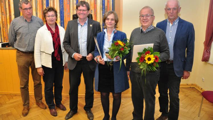 Ehrennadel für Paul Freitag (2.v.r.) und Karin von Hülst (3. v. r.) von Klaus-Michael Glaser, hier mit Britta Brusch-Gamm, Markus Nonnemann (li. daneben) und Helmuth Schröder (r.). 