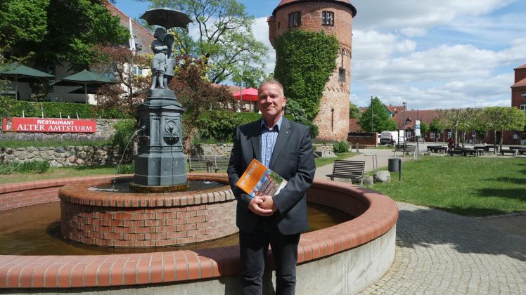 An seinem Lieblingsplatz in der Stadt, den „Schirmkindern“, hält sich Gerd Holger Golisz (CDU) gerne auf. 