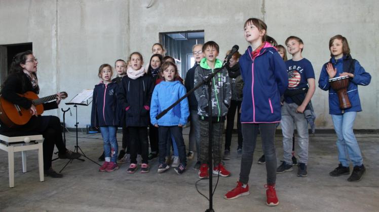 Die Chorgruppe der John-Brinckman-Schule singt zum Richtfest in der zukünftigen Mensa.