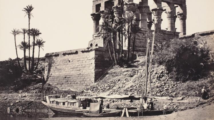 Francis Frith, Der Kiosk des Trajan auf der Nilinsel Philae, 1857; Albuminpapier auf Karton.  