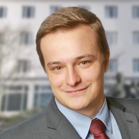 Carl-Henning ClodiusWahlbereich: 530 Jahre, RechtsanwaltHobbys: Kino, Filme, Musik, Literatur, Diskussionen Ich bin in der Kleinstadt Malchow aufgewachsen. Nach dem Referendariat in Rostock arbeite ich seit 2016 als Rechtsanwalt. Ich habe zuerst in Schwerin gearbeitet, doch es zog mich schnell nach Rostock zurück. Politisch möchte ich mich vor allem für die Digitalisierung der Verwaltung einsetzen – für mehr Effizienz und Umweltschutz. Carl-Henning ClodiusWahlbereich: 530 Jahre, RechtsanwaltHobbys: Kino, Filme, Musik, Literatur, Diskussionen Ich bin in der Kleinstadt Malchow aufgewachsen. Nach dem Referendariat in Rostock arbeite ich seit 2016 als Rechtsanwalt. Ich habe zuerst in Schwerin gearbeitet, doch es zog mich schnell nach Rostock zurück. Politisch möchte ich mich vor allem für die Digitalisierung der Verwaltung einsetzen – für mehr Effizienz und Umweltschutz.