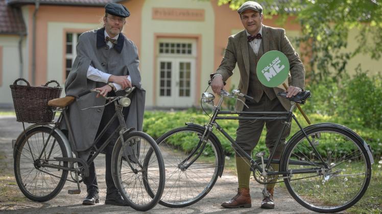 Reno Hölzke (r.), Organisator „Tweed Ride“, und sein Bekannter, Stefan Härtel, stehen mit ihren beiden rund 70 Jahren alten Fahrrädern im Schützenpark. 