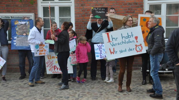 Demo für den Wald bei Techentin und den Klimaschutz: Die Stadtvertreter wurden mit Plakaten begrüßt. 