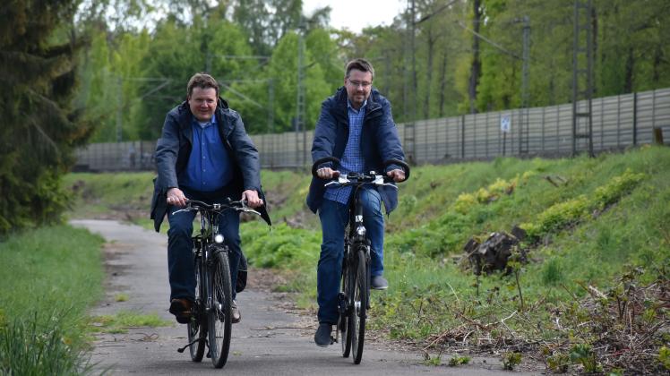 Entlang der Bahntrasse gibt es bereits asphaltierte Flächen. Sven Herrmann (Grüne, links) und Sven Reinhold (CDU) machen sich dafür stark, sie zu einem Radschnellweg auszubauen. 