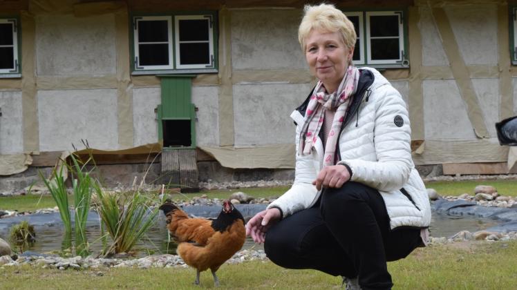 Auf dem Hühnerhof freut sich Marianne Tuscher schon auf die Eröffnung der neuen Schau-Büdnerei, die am 30. Mai für die Wildpark-Besucher eröffnet wird. 