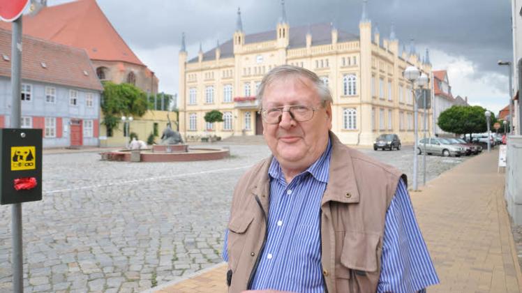 Verlässt seinen Platz im Bützower Rathaussaal: Stadtvertreter Manfred Urban.  